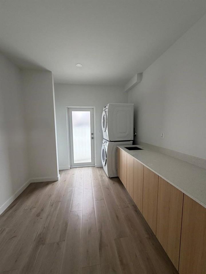 831 Se 9th Ave - Photo 4 of 7