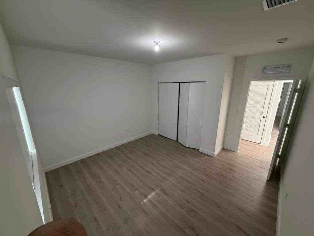 831 Se 9th Ave - Photo 6 of 7