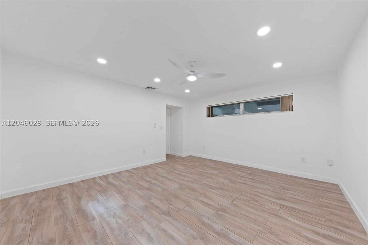 945 Ne 176th St - Photo 3 of 50