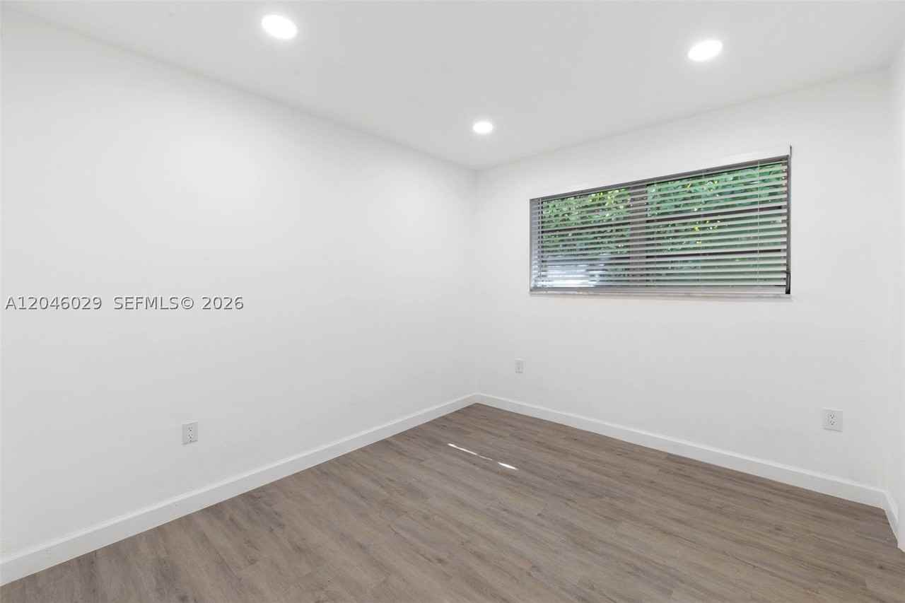 945 Ne 176th St - Photo 4 of 50