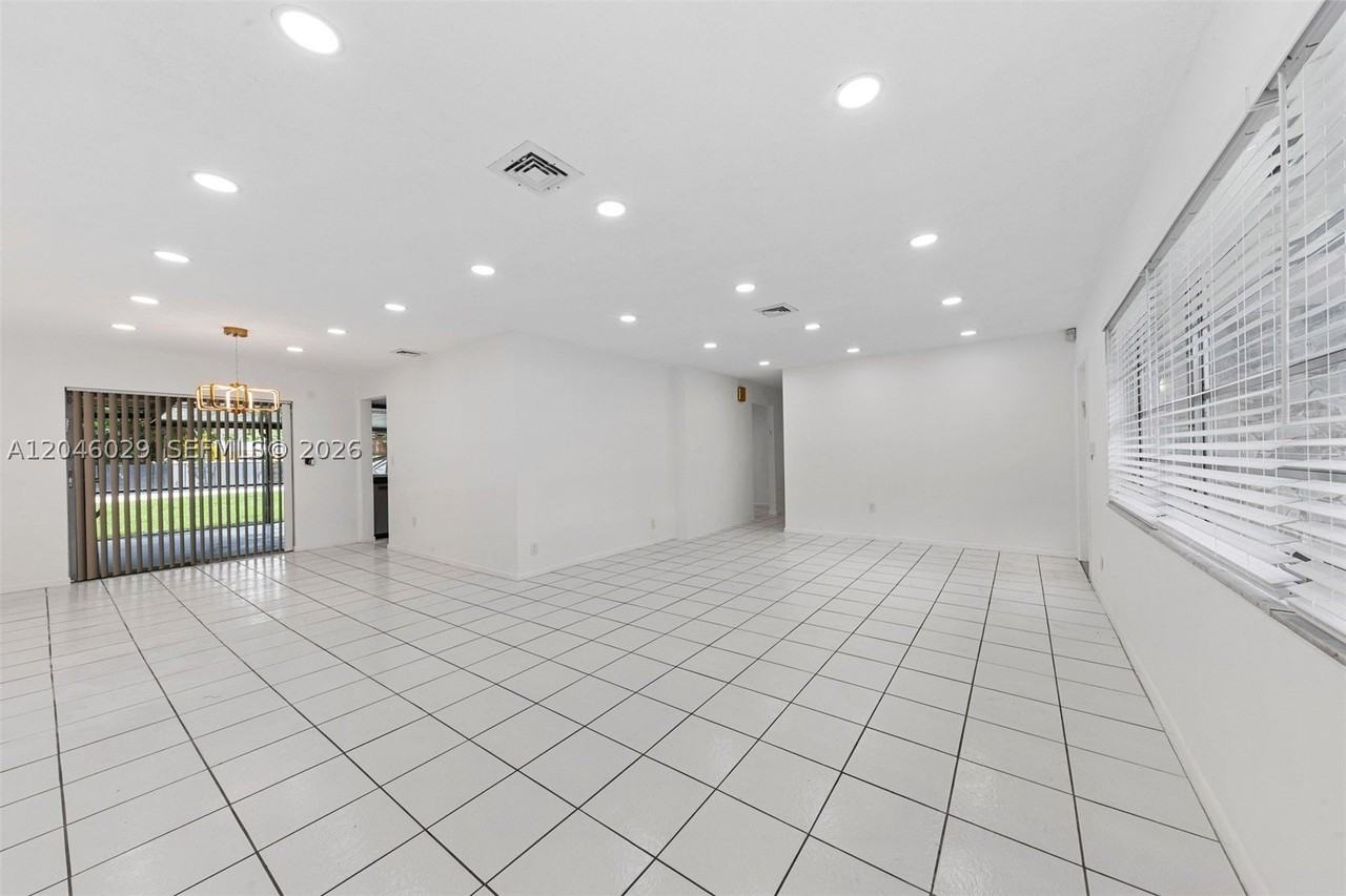 945 Ne 176th St - Photo 5 of 50