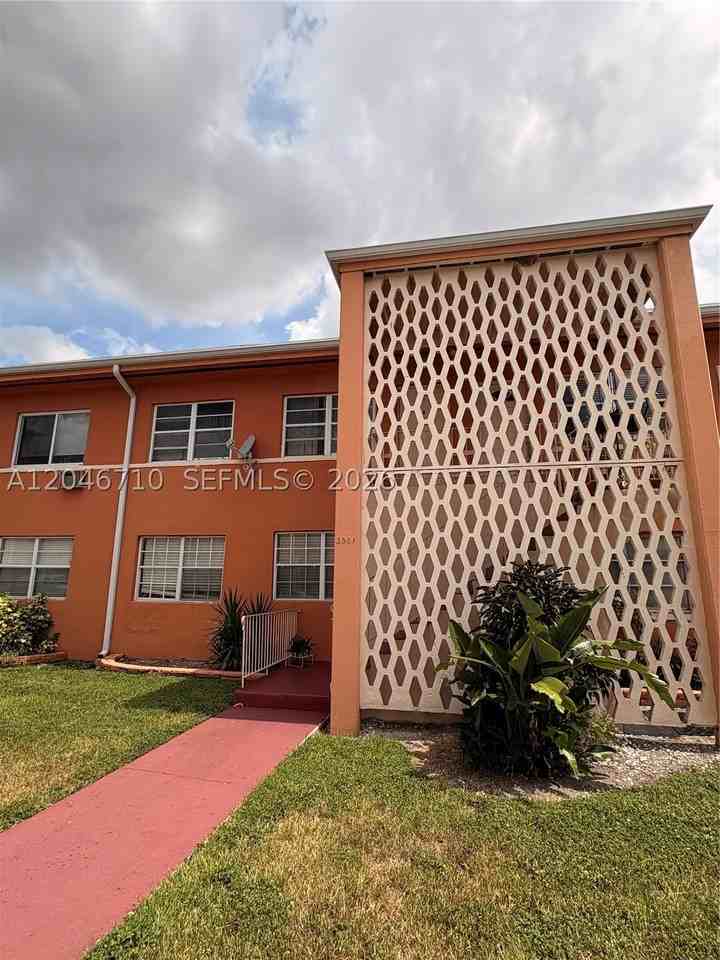 3501 Sw 10th St #1B - Photo 2 of 13