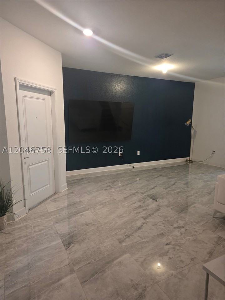21124 Ne 8th Ave #211 - Photo 4 of 15