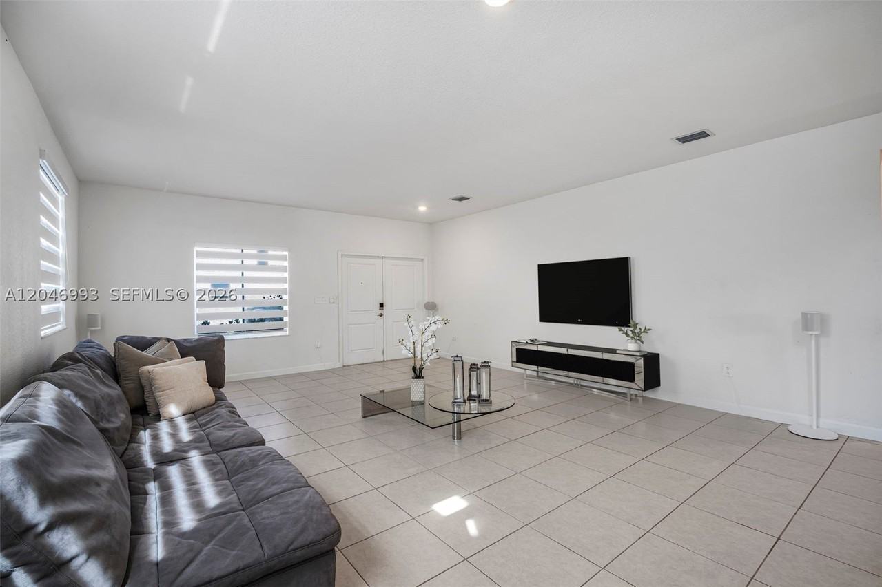 21189 Sw 127th Ct - Photo 5 of 43