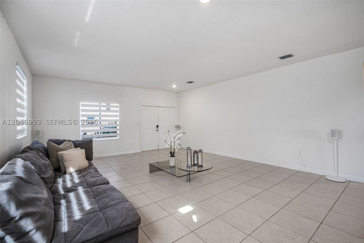 21189 Sw 127th Ct - Photo 7 of 43