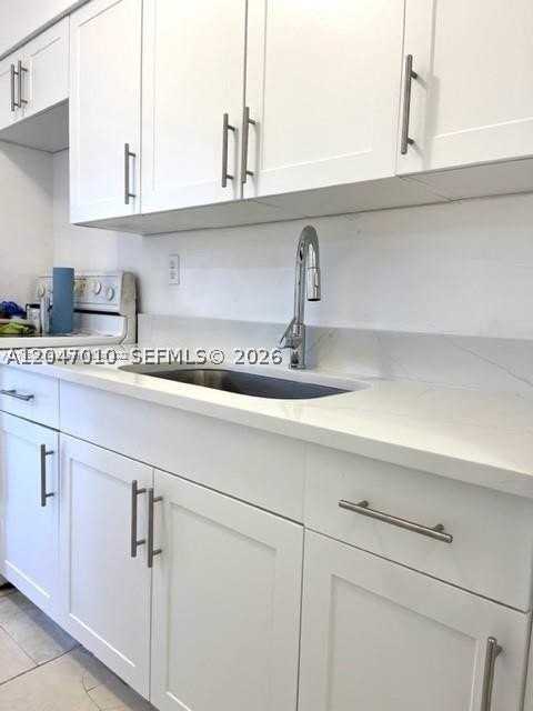 1204 Ne 5th Ave #3 - Photo 2 of 8