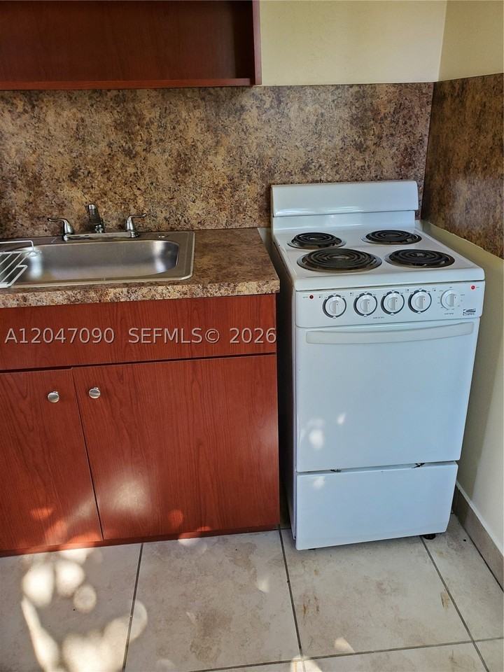 13770 Ne 20th Pl #03 - Photo 3 of 6