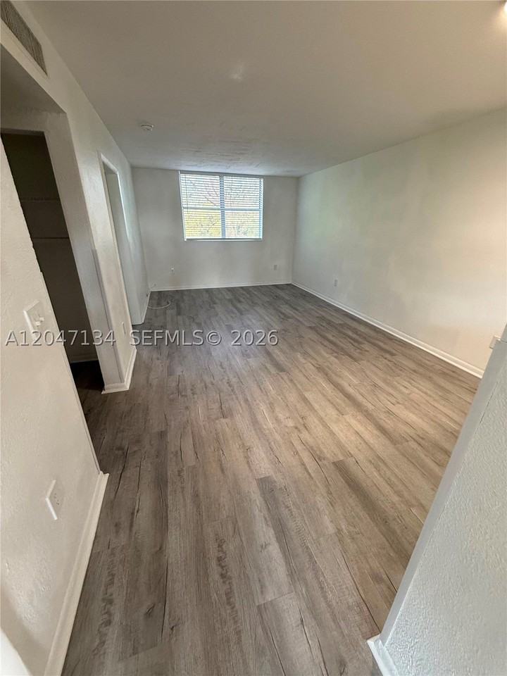 1205 Nw 103rd Ln #201 - Photo 4 of 12