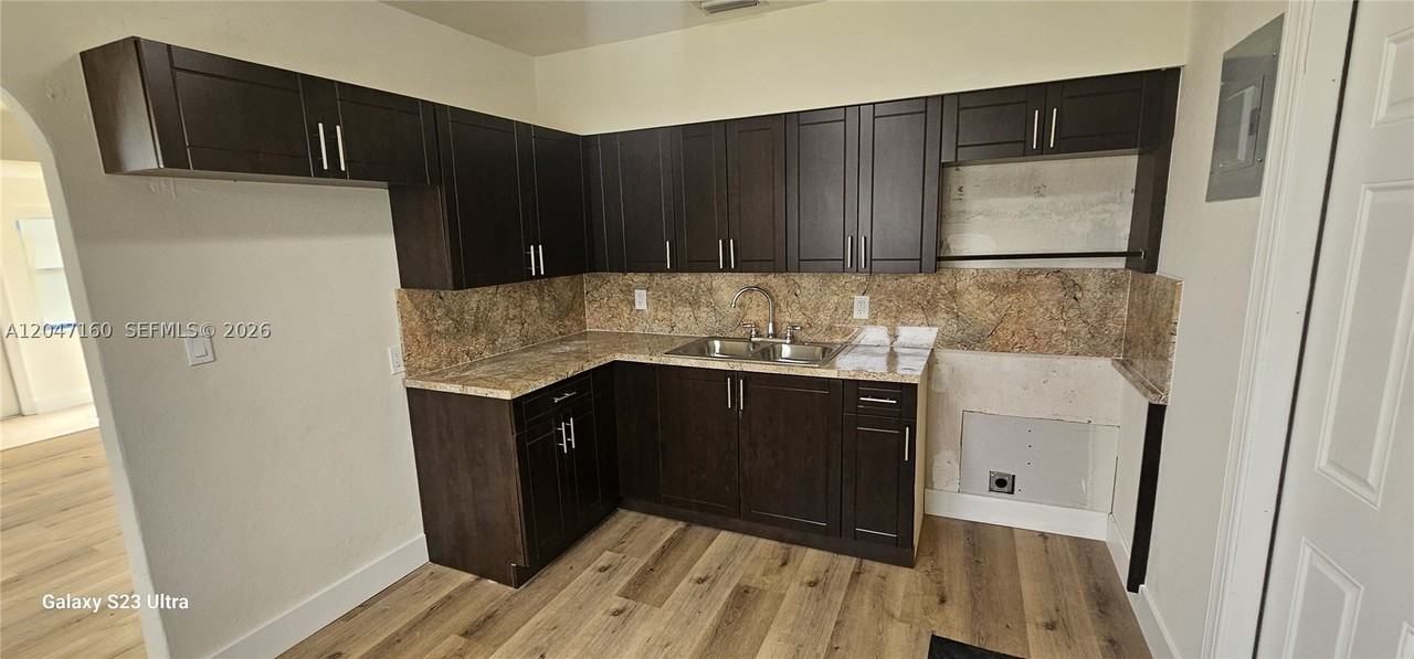 6010 Sw 33rd St - Photo 3 of 8