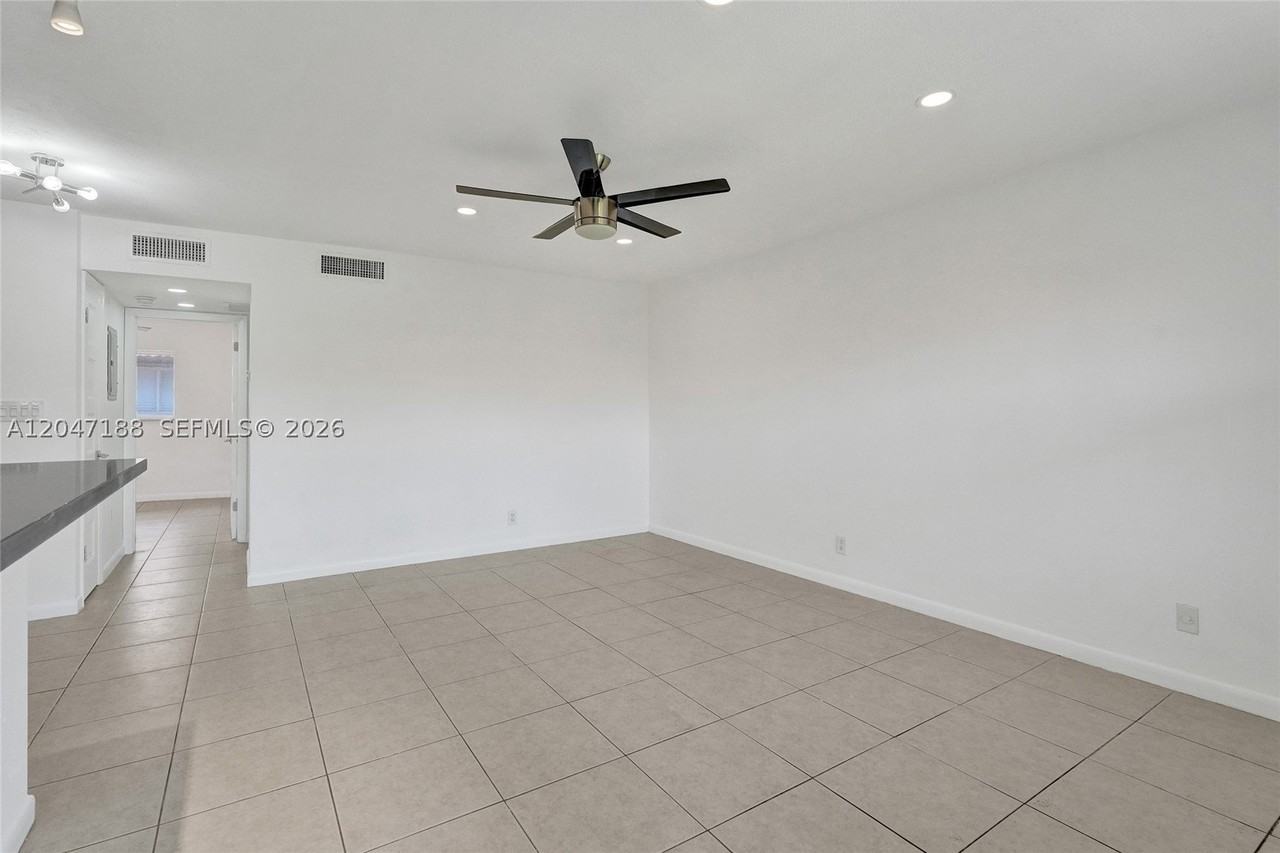 3050 Ne 5th Ter #13 - Photo 5 of 38