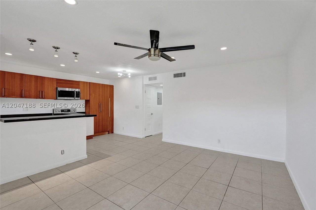 3050 Ne 5th Ter #13 - Photo 6 of 38
