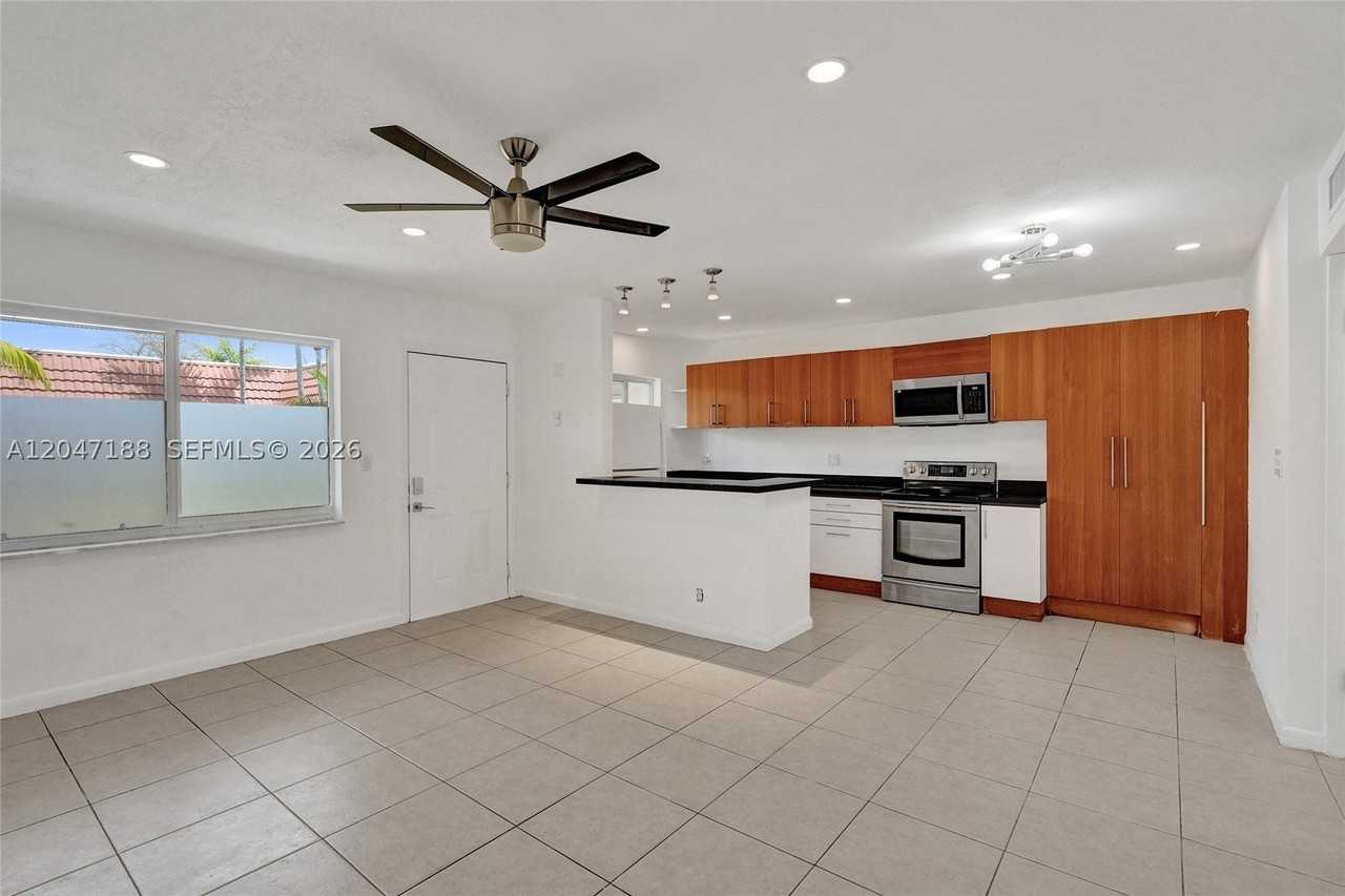3050 Ne 5th Ter #13 - Photo 7 of 38