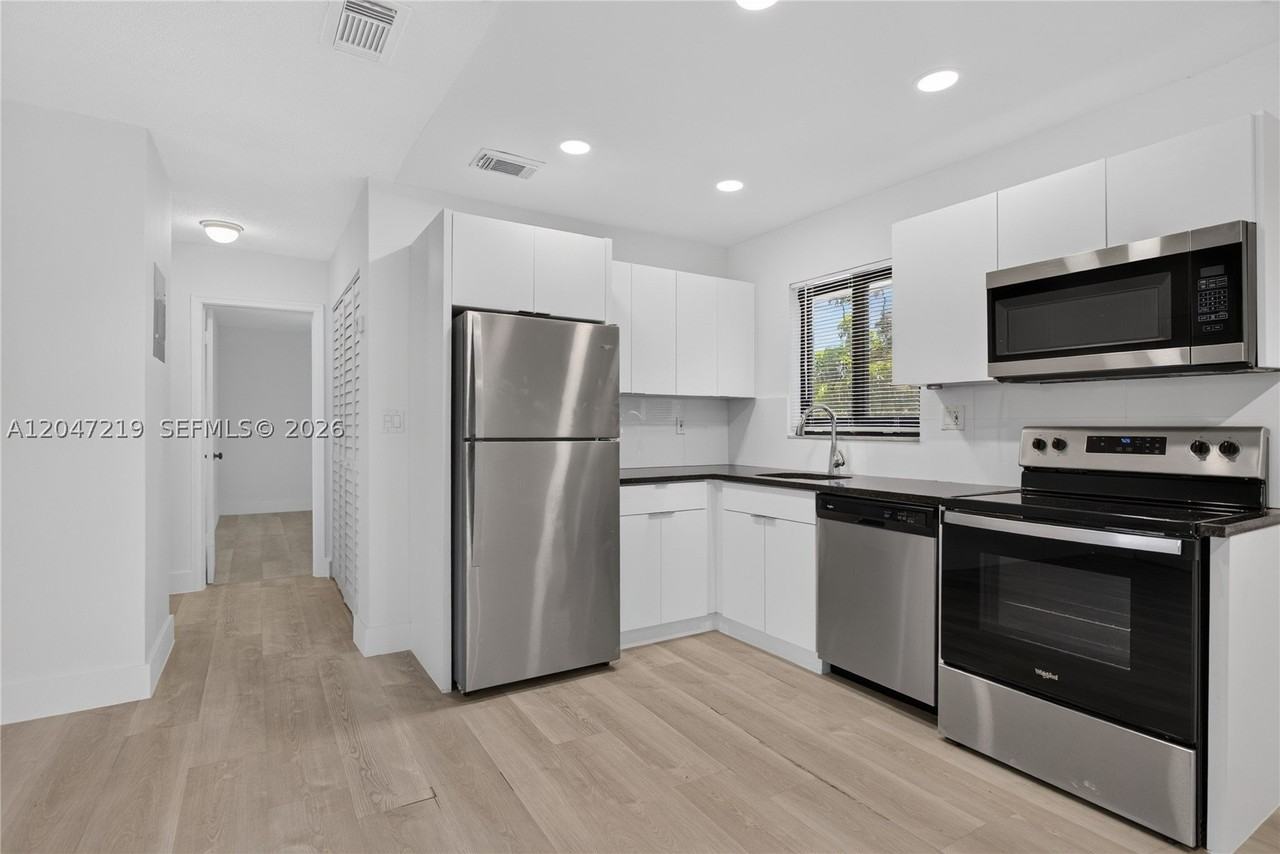 615 Ne 26th St #7 - Photo 3 of 23