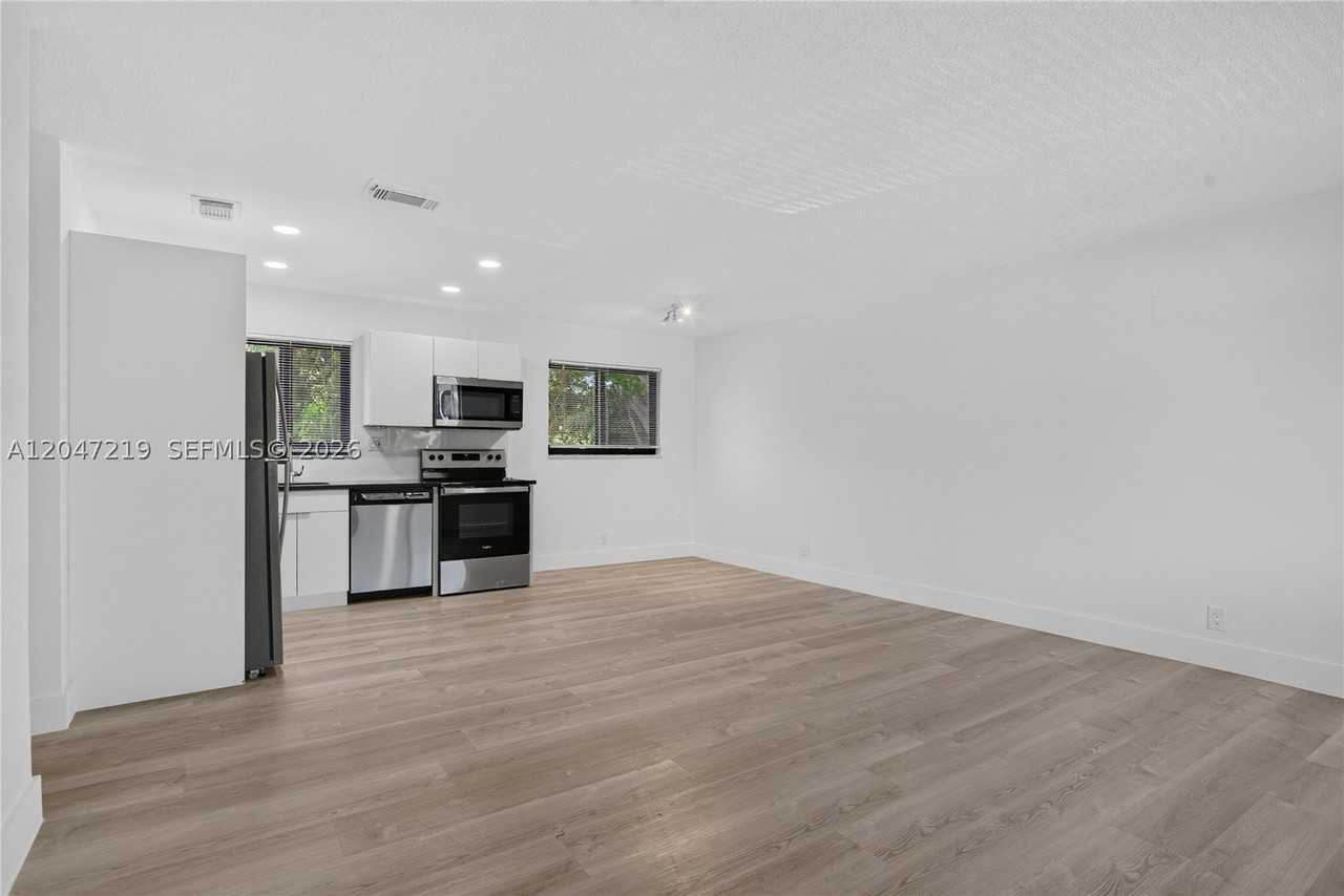 615 Ne 26th St #7 - Photo 4 of 23