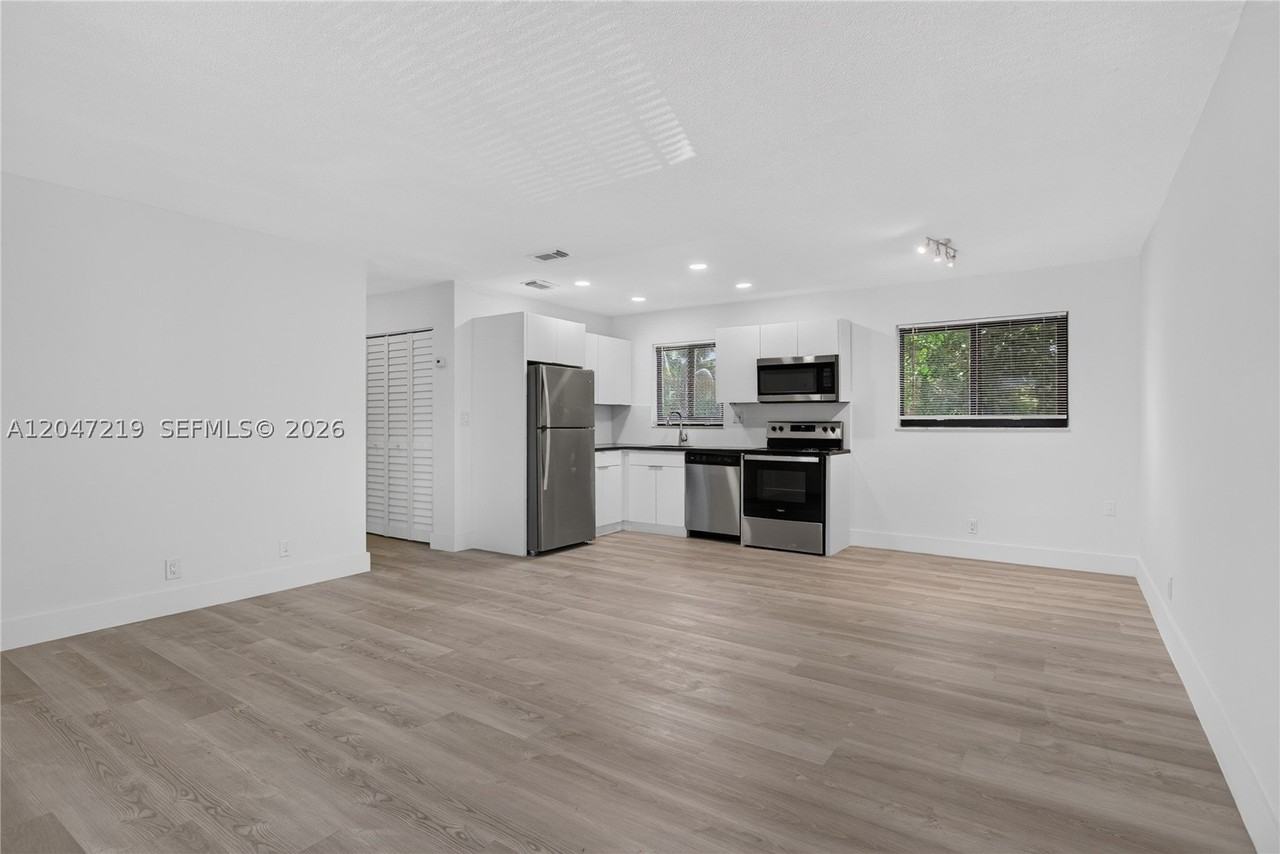 615 Ne 26th St #7 - Photo 5 of 23