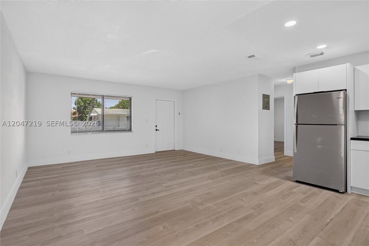 615 Ne 26th St #7 - Photo 6 of 23