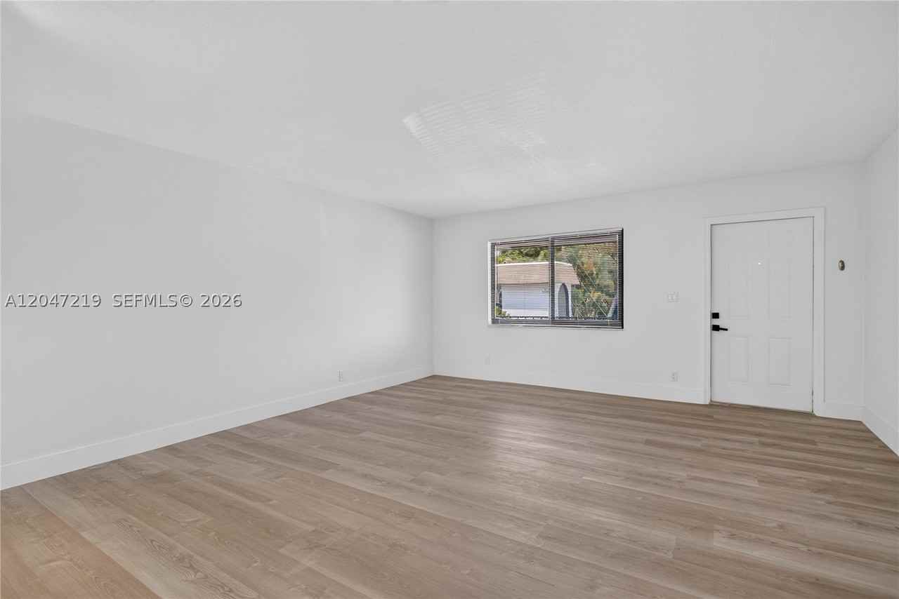 615 Ne 26th St #7 - Photo 7 of 23