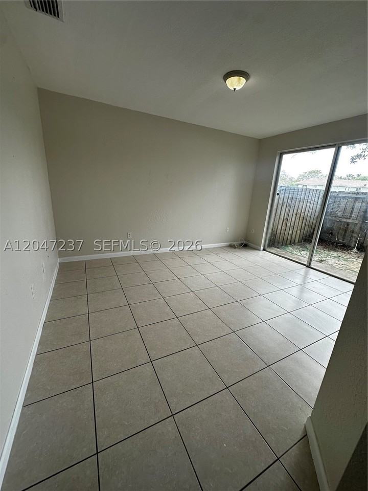 2812 Se 16th Ave #121 - Photo 3 of 35