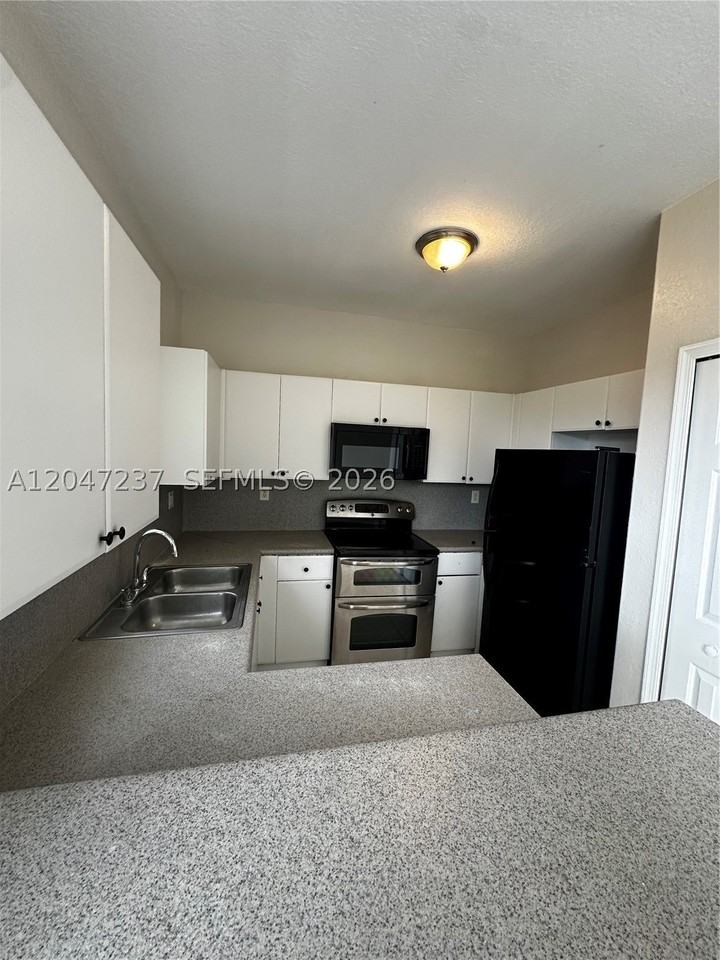 2812 Se 16th Ave #121 - Photo 5 of 35
