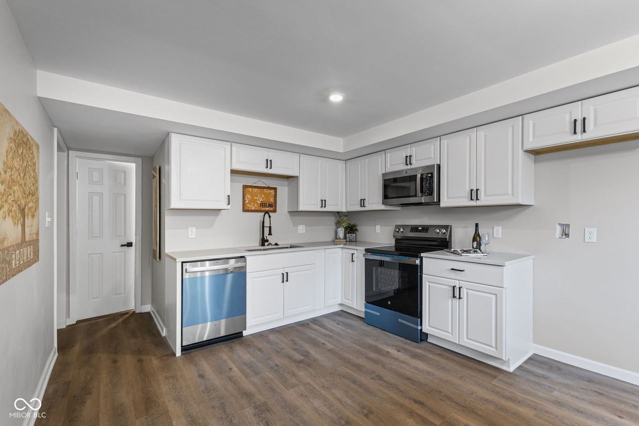 111 W Southern Ave - Photo 4 of 14