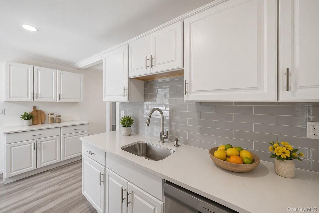 785 Locksley Rd - Photo 3 of 16