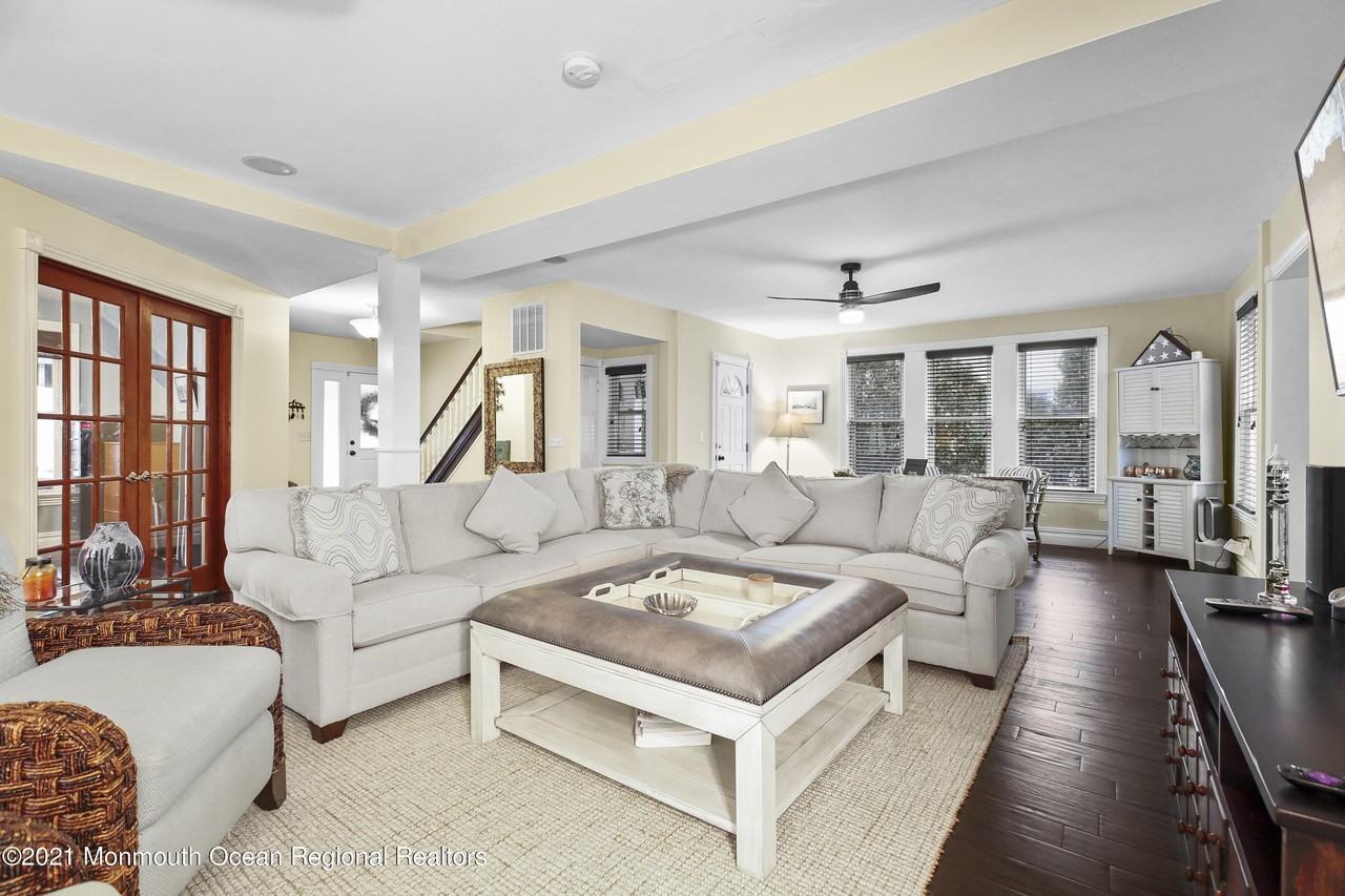 513 Ocean Park Ave - Photo 4 of 41