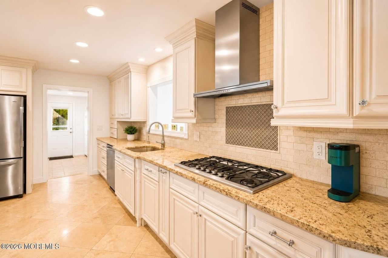 41 Poplar Ave - Photo 4 of 27