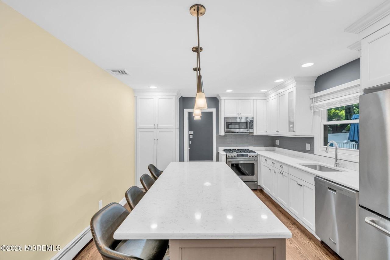 485 Freehold St - Photo 5 of 36