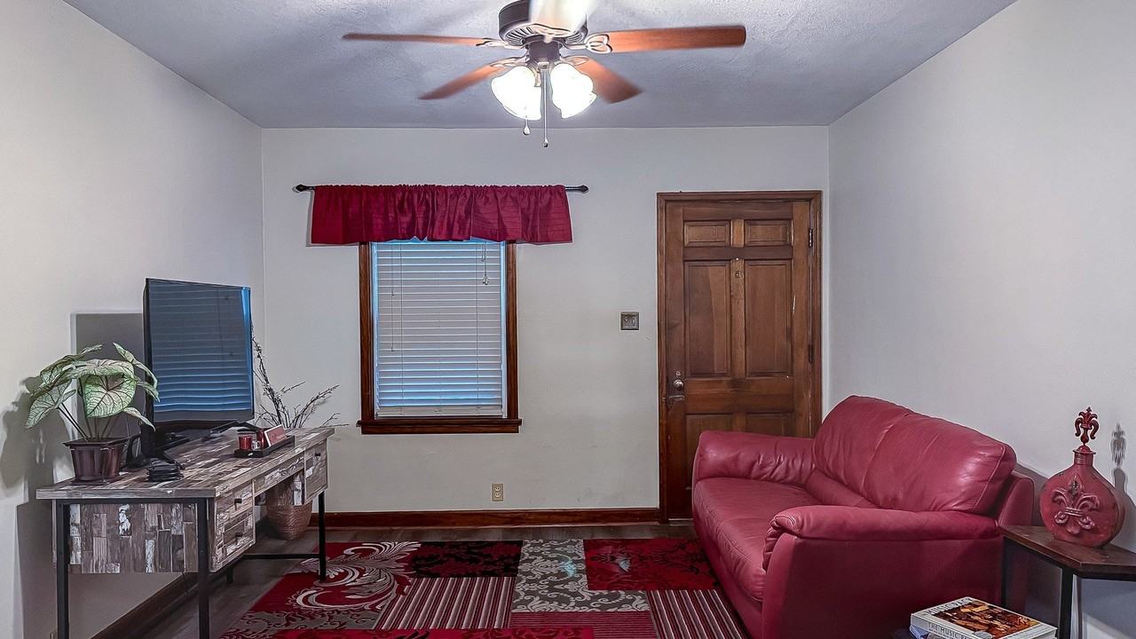 807 W John St - Photo 5 of 40