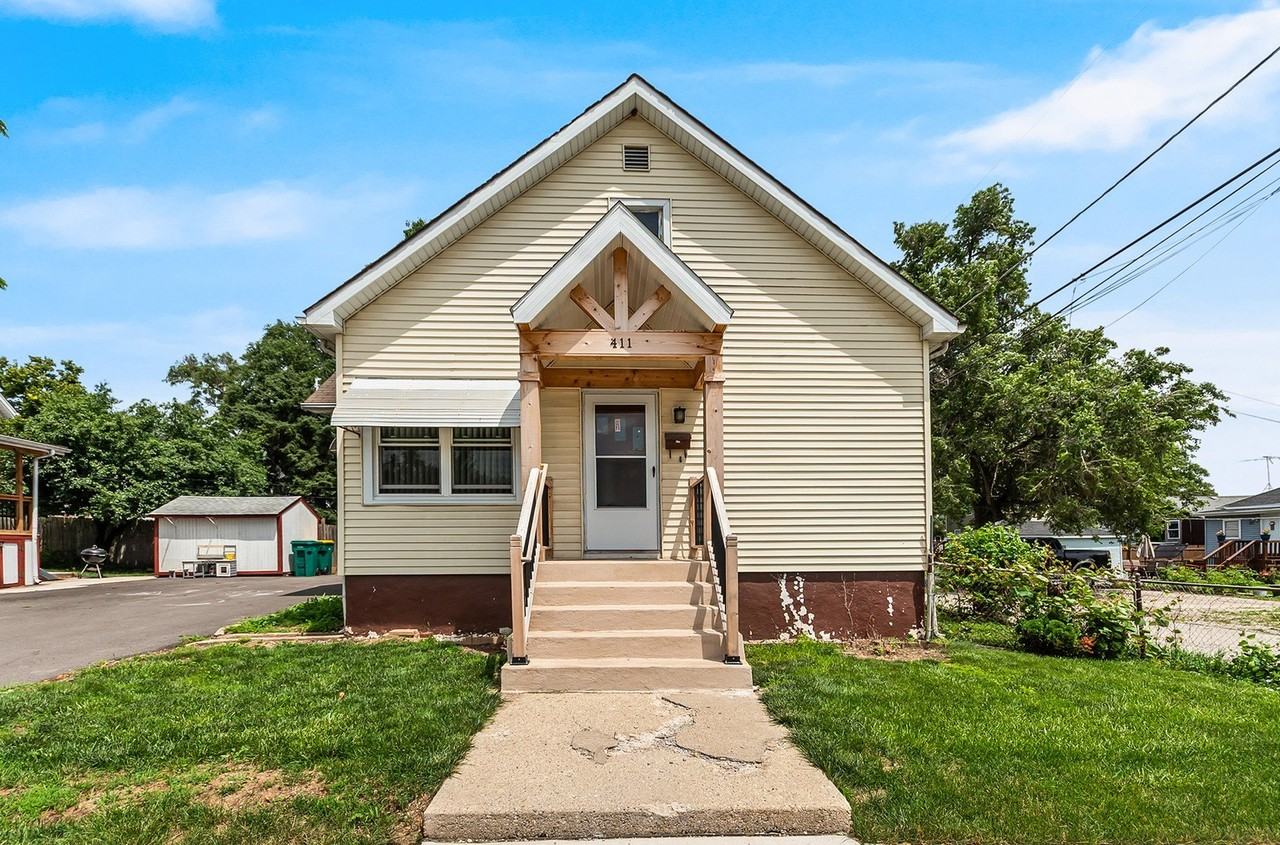 411 Wallace St - Photo 2 of 13