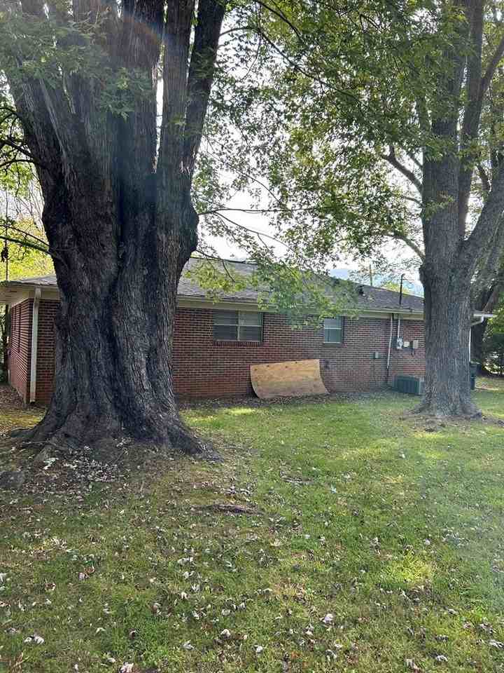 621 Miller St - Photo 2 of 30