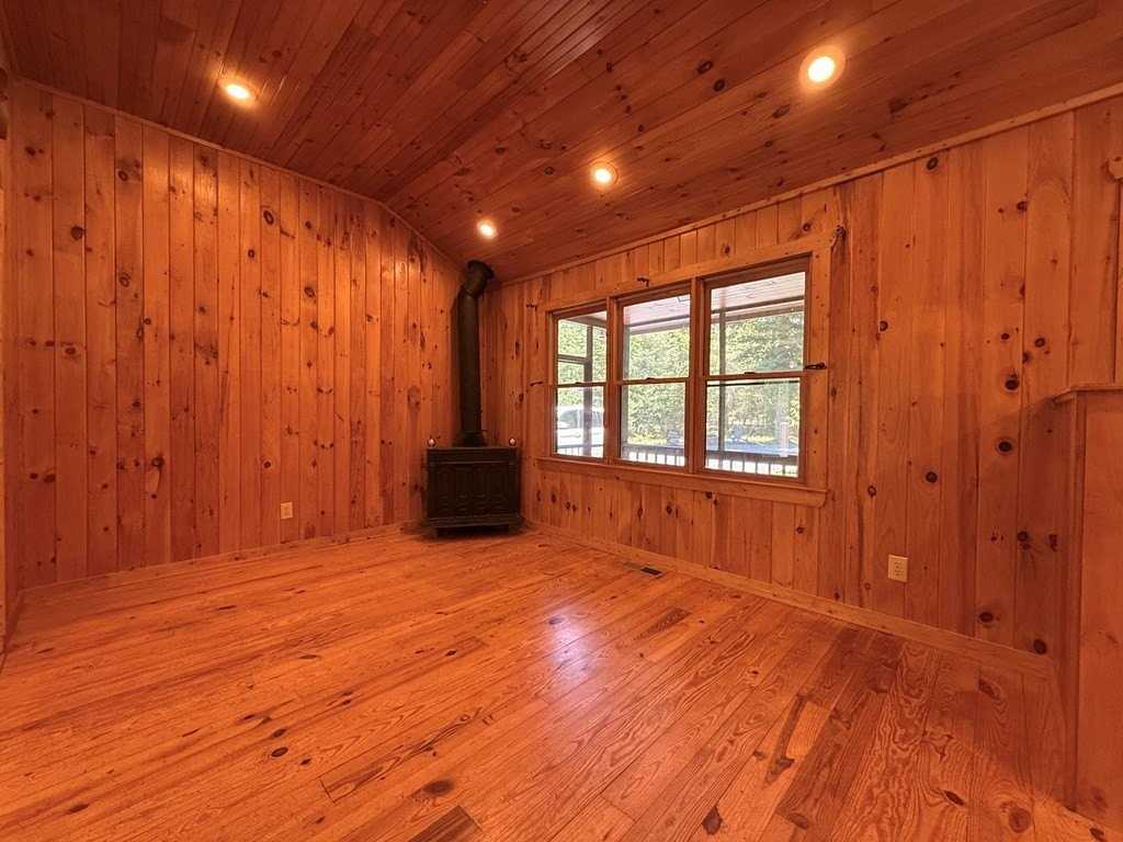 303 Pine Ln - Photo 4 of 18