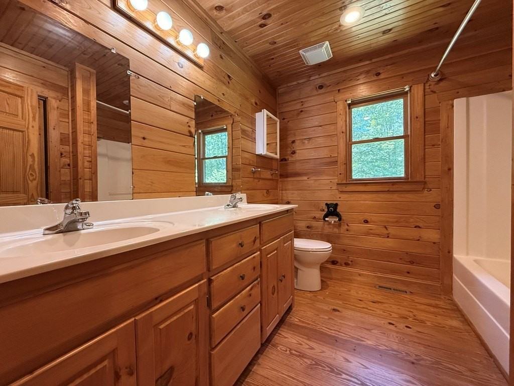 303 Pine Ln - Photo 7 of 18