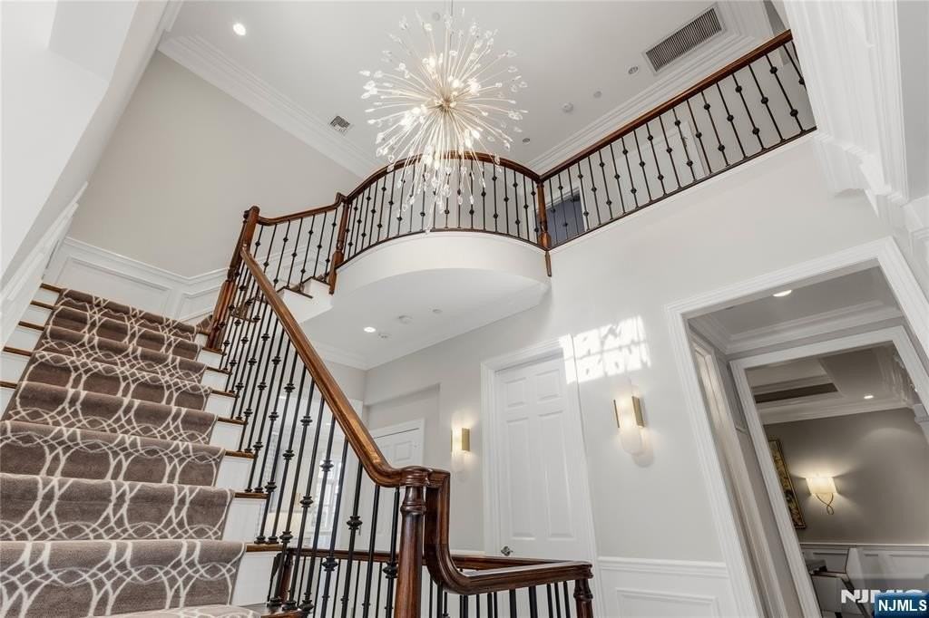 605 Heights Ln - Photo 3 of 50
