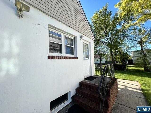 40 Oxford Ave - Photo 4 of 17