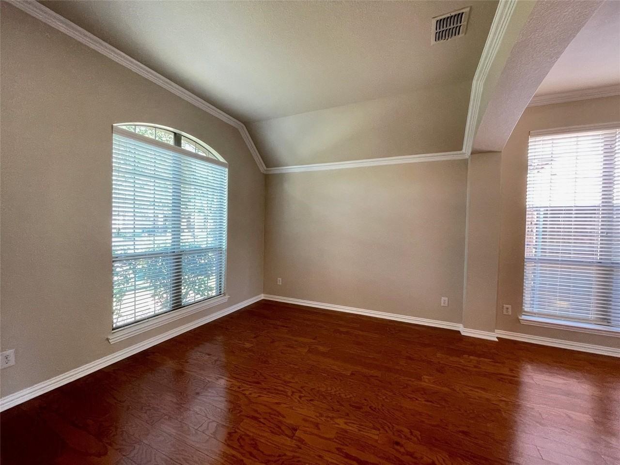 2902 Madison Dr - Photo 4 of 31