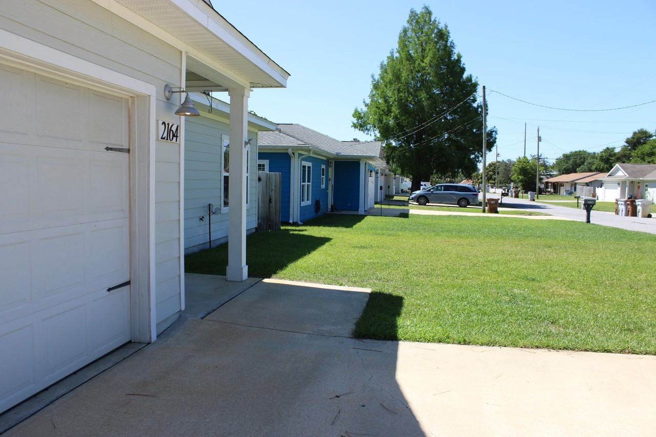 2164 Wind Trace Rd N - Photo 3 of 28