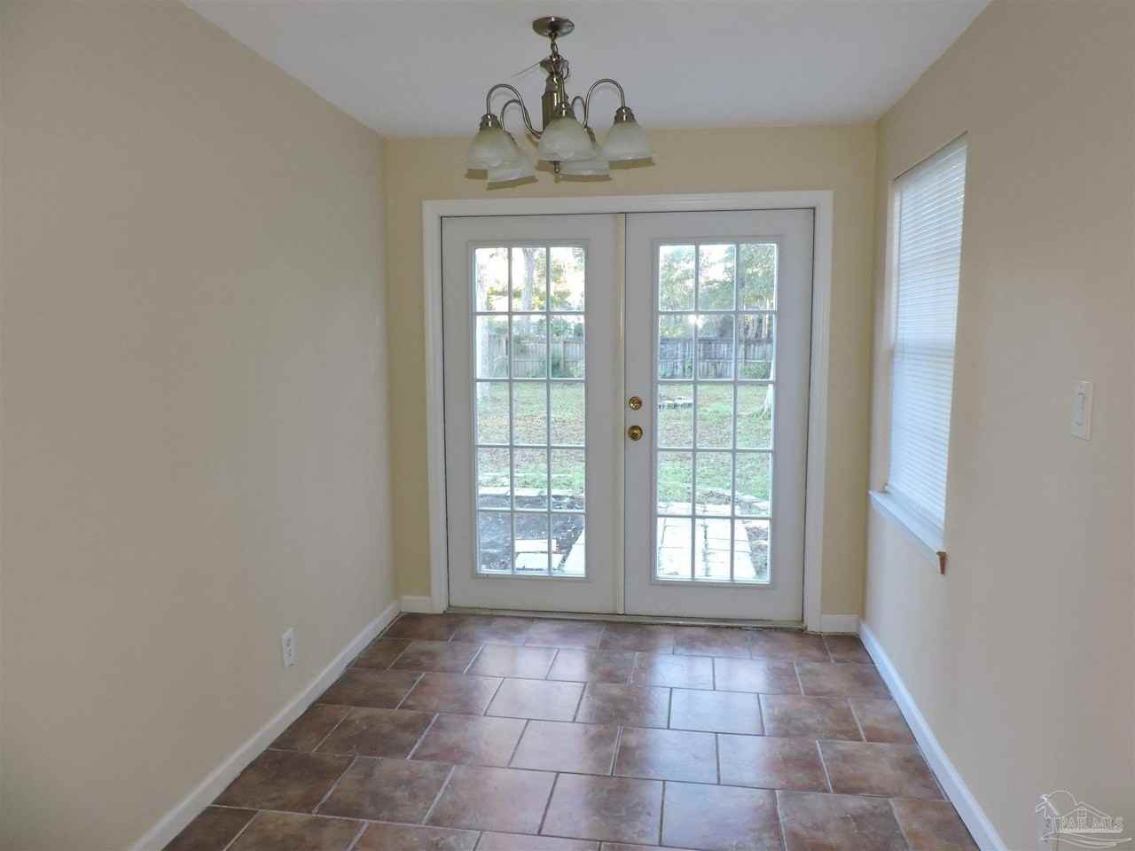 1117 Medford Ave - Photo 5 of 16