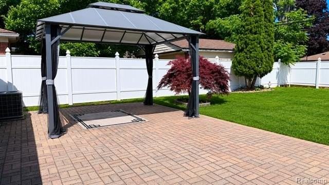 25038 Chernick St - Photo 2 of 16
