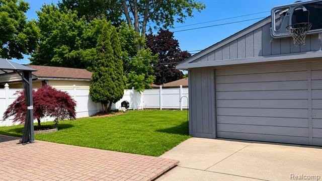 25038 Chernick St - Photo 3 of 16