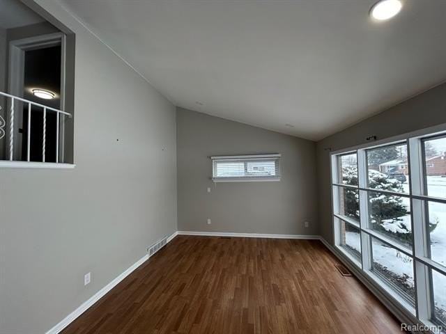 4472 Buchanan Ave - Photo 3 of 17