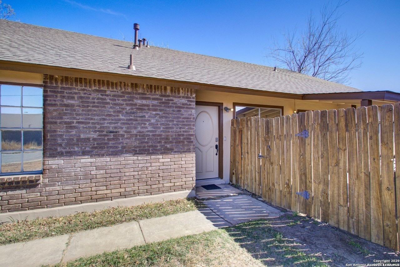 5281 Meadow Rise St - Photo 2 of 17