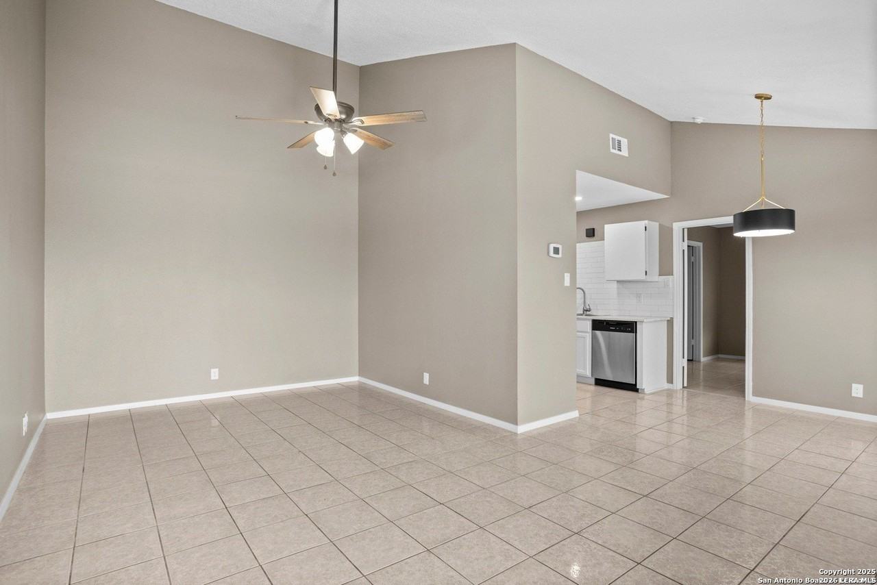 5281 Meadow Rise St - Photo 3 of 17