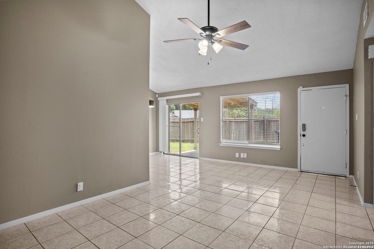 5281 Meadow Rise St - Photo 4 of 17