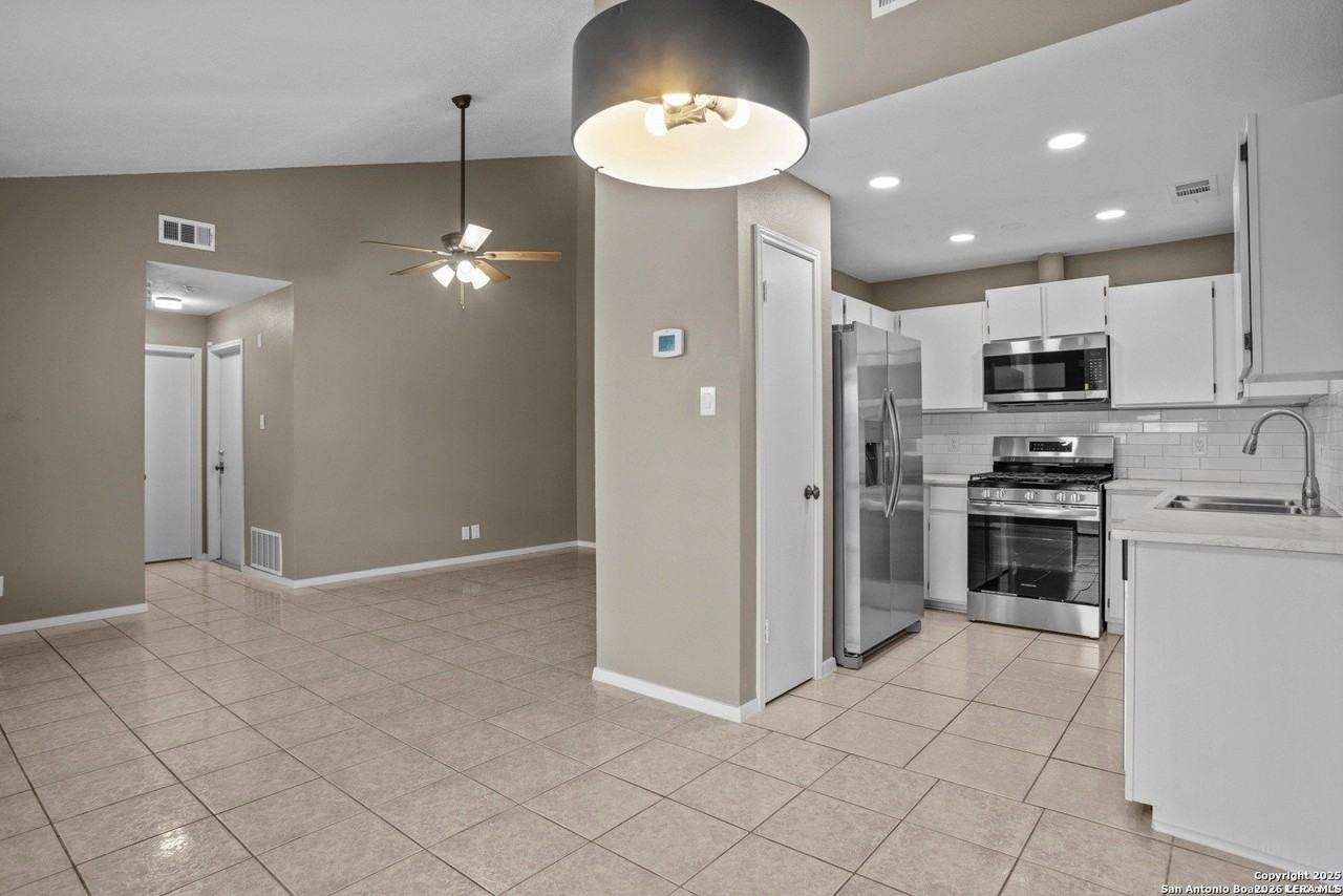 5281 Meadow Rise St - Photo 5 of 17