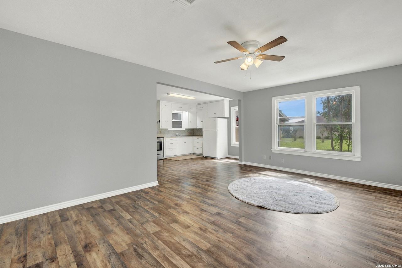 105 E Huebinger St - Photo 7 of 25