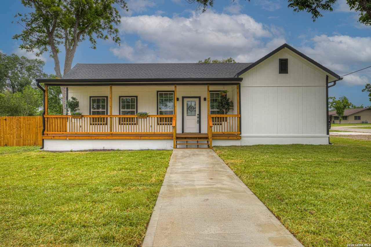 312 N Lavernia - Photo 2 of 32