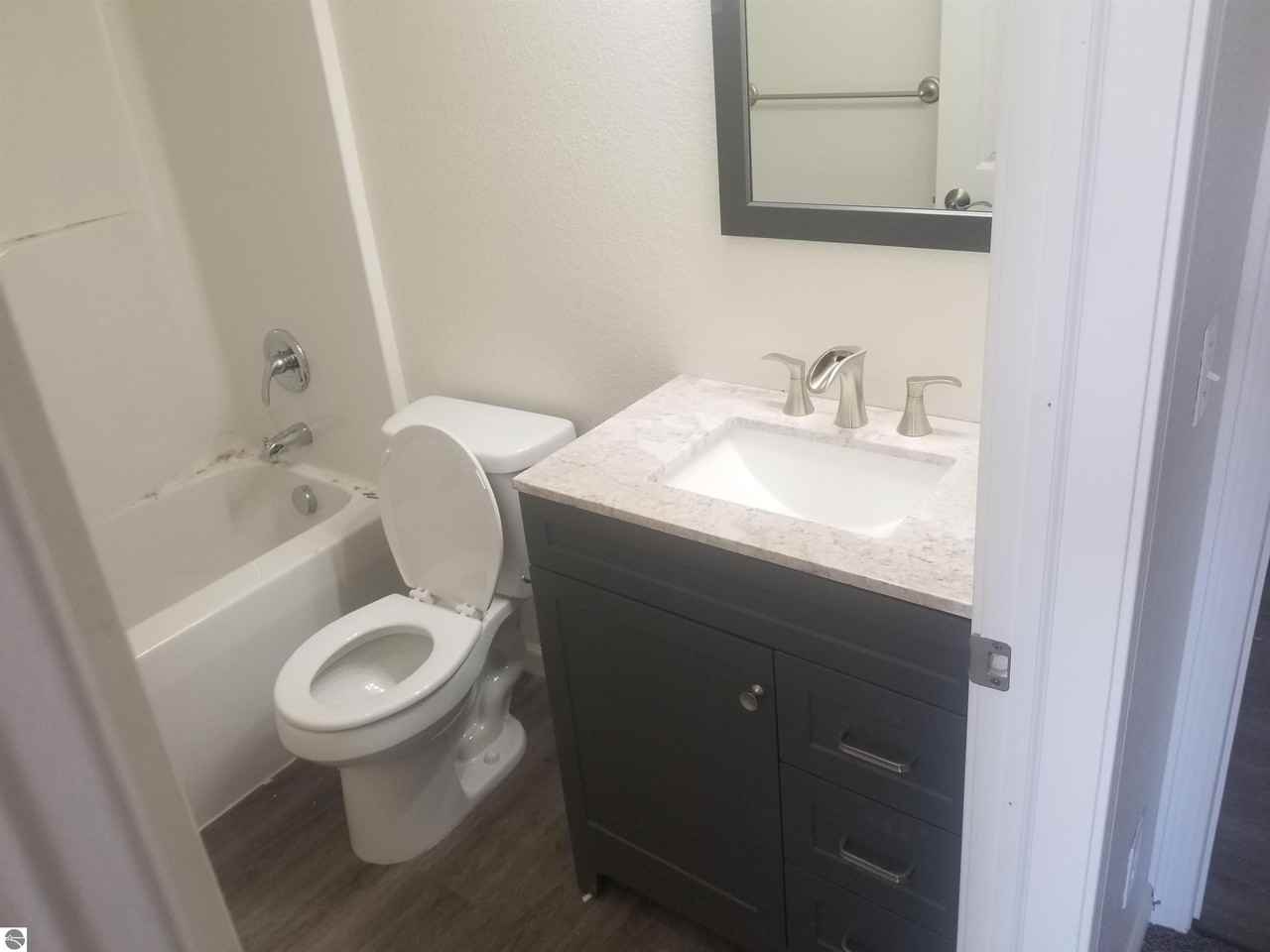 1002 W Broomfield St - Photo 4 of 22