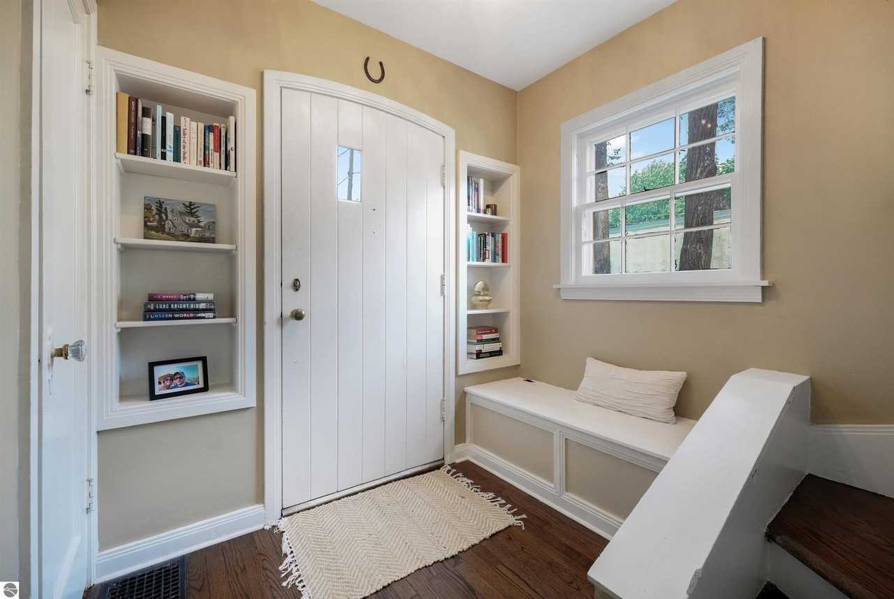 701 6th St - Photo 3 of 13