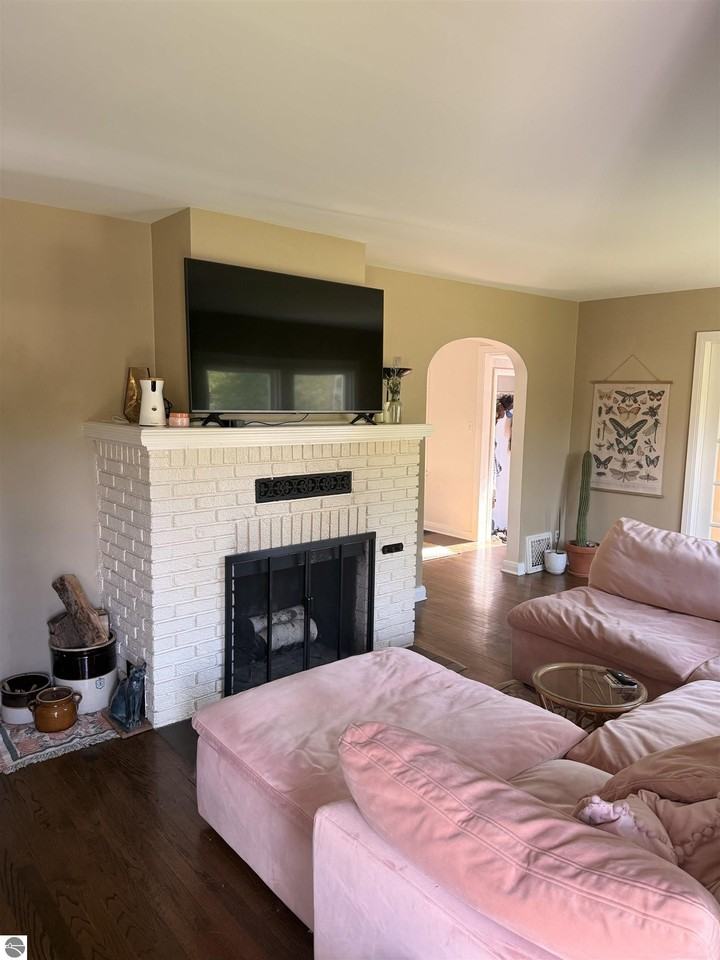 701 6th St - Photo 4 of 13